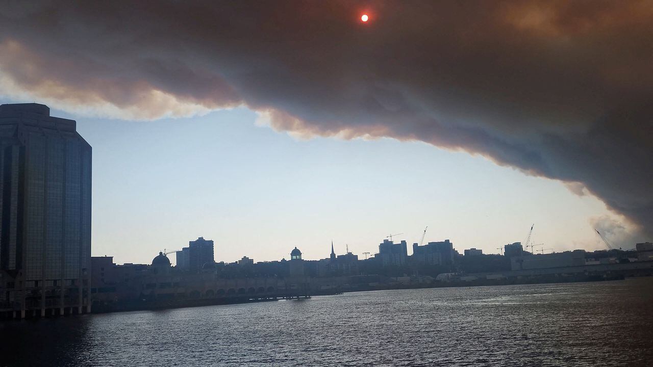 El humo se eleva de un incendio forestal en Halifax, Nueva Escocia, Canadá, el 28 de mayo de 2023 en esta imagen fija obtenida de un video de las redes sociales.