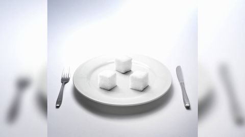 Expertos señalan que el consumo de azúcar puede provocar la acumulación de grasa en la zona abdominal. Foto: Getty Images.