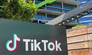 TikTok habilitará compras directamente sobre su plataforma. (Photo by Lionel BONAVENTURE / AFP) (Photo by Chris DELMAS / AFP)