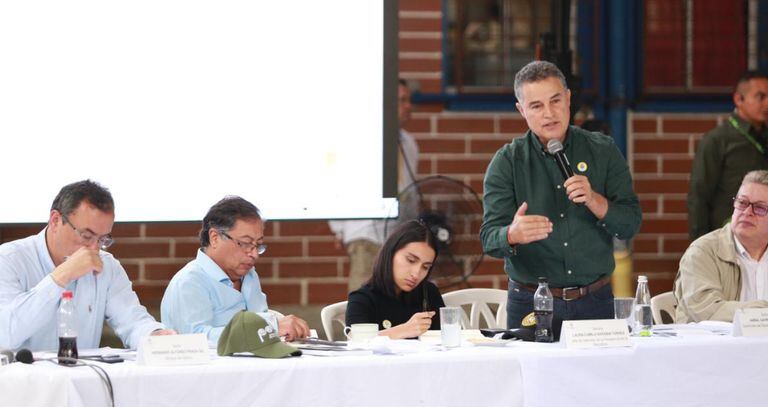 Aníbal Gaviria, gobernador de Antioquia, junto al presidente Gustavo Petro y funcionarios del Gobierno nacional.