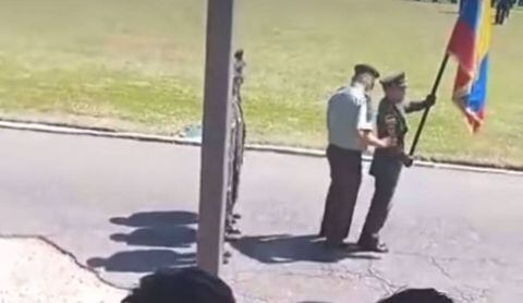 Video de un honorable gesto que tuvo un uniformado con su compañero en pleno desfile.