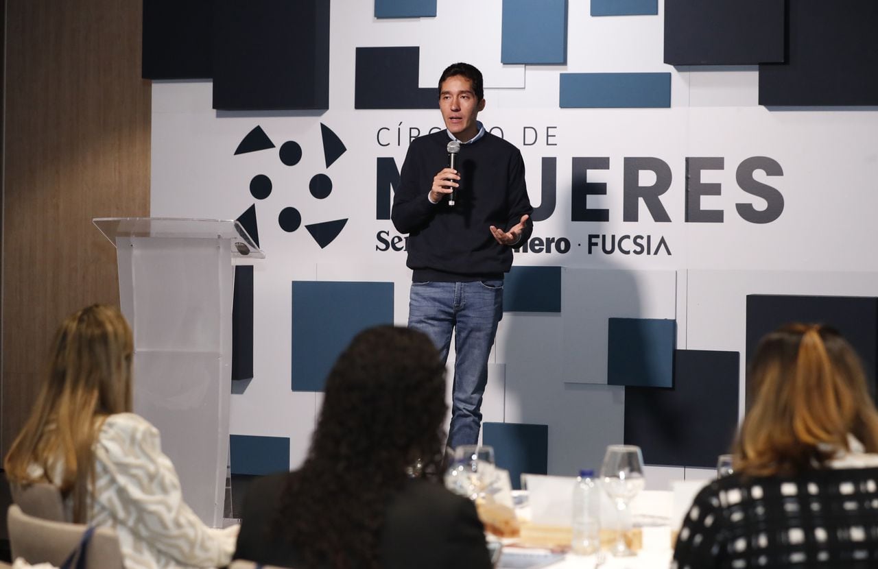 Luis Fernando Mejía, director ejecutivo de Fedesarrollo, explicó que durante la pandemia las decisiones del hogar recayeron sobre las mujeres, por lo que la tasa de desempleo femenino se incrementó.