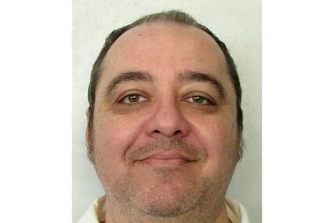 Kenneth Eugene Smith, de 58 años, fue declarado muerto a las 8:25 de la noche en una prisión de Alabama, después de respirar gas nitrógeno puro por una mascarilla para provocarle hipoxia (falta de oxígeno), informaron funcionarios.