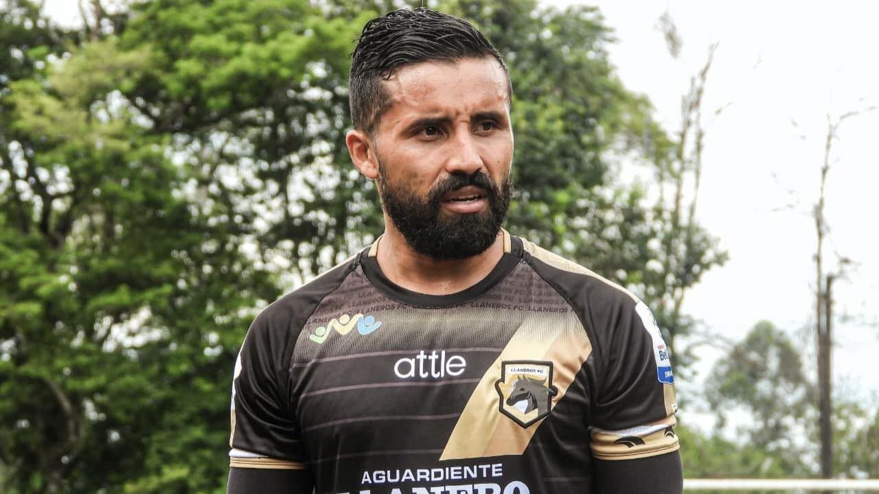 Manuel González, jugador de Llaneros. En un pronunciamiento en redes sociales, el futbolista asegura que no recibieron un solo peso para dejar ascender al Unión Magdalena.
