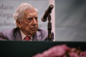 Compartimos la primera entrevista que le realizara el joven Vargas Llosa a un sexagenario Borges, cuando el argentino visitó París en 1963. Esta y una segunda entrevista, así como los artículos y reseñas que el autor peruano ha dedicado a la obra borgiana están incluidos en ‘Medio siglo con Borges’.