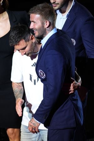 Lionel Messi abraza al copropietario David Beckham durante "The Unveil" presentando a Lionel Messi organizado por Inter Miami CF en el DRV PNK Stadium el 16 de julio de 2023 en Fort Lauderdale, Florida. (Foto de Mike Ehrmann/Getty Images)