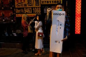 Un hombre viste un disfraz para celebrar Halloween frente a un bar cerrado en Lan Kwai Fong en Hong Kong, China, el 31 de octubre de 2022. 