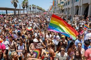 Un grupo de personan participan en el desfile anual del orgullo en Tel Aviv, Israel, el viernes 25 de junio de 2021, miles de personas participaron en el desfile que es una de las reuniones públicas más grandes celebradas en Israel desde el comienzo de la pandemia. Foto: AP / Ariel Schalit.