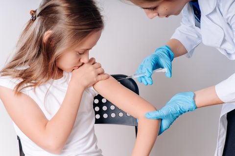La prevención se logra con una vacuna que se aplica en mujeres de entre 9 y 15 años, y previene el 80 % de las lesiones precancerosas y el cáncer de cuello uterino
