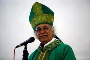 El cardenal nicaragüense Leopoldo Brenes habla a los feligreses durante una misa en la Catedral Metropolitana de Managua en Managua, Nicaragua, el 13 de noviembre de 2022. (Photo by OSWALDO RIVAS / AFP)