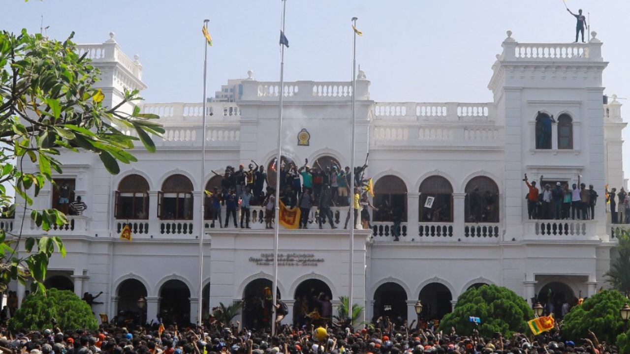 Ciudadanos se tomaron la oficina del Primer Ministro en Sri Lanka