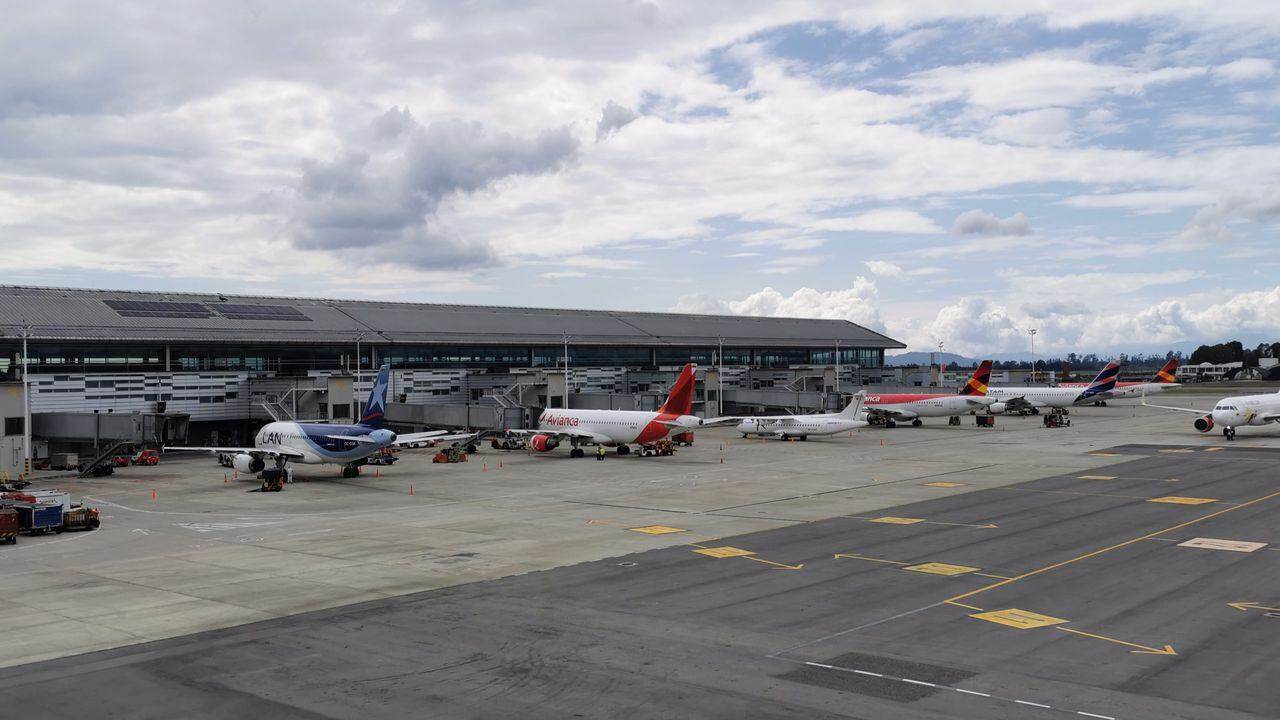 El aeropuerto El Dorado ha instalado más de 10.000 paneles solares en la cubierta de la terminal aérea.