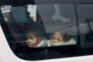Niños de etnia armenia miran por la ventana de un auto a su llegada a la ciudad de Goris, en la región de Syunik, en Armenia, el lunes 25 de septiembre de 2023. Miles de armenios han salido de Nagorno Karabaj después que el ejército azerbaiyano tomó control de la región separatista la semana pasada. (AP Foto/Vasily Krestyaninov)