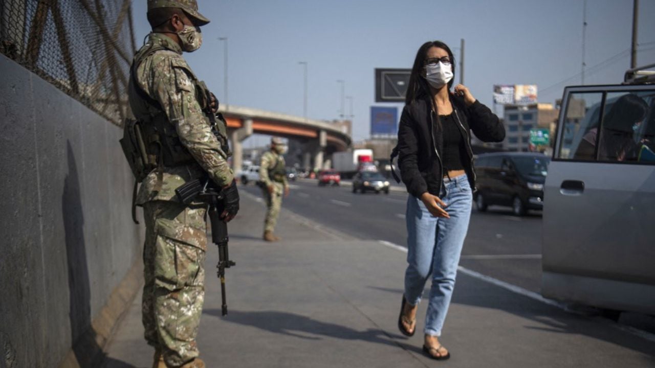 Los ciudadanos de Lima debieron compartir las calles con los militares peruanos tras decretar el Toque de Queda