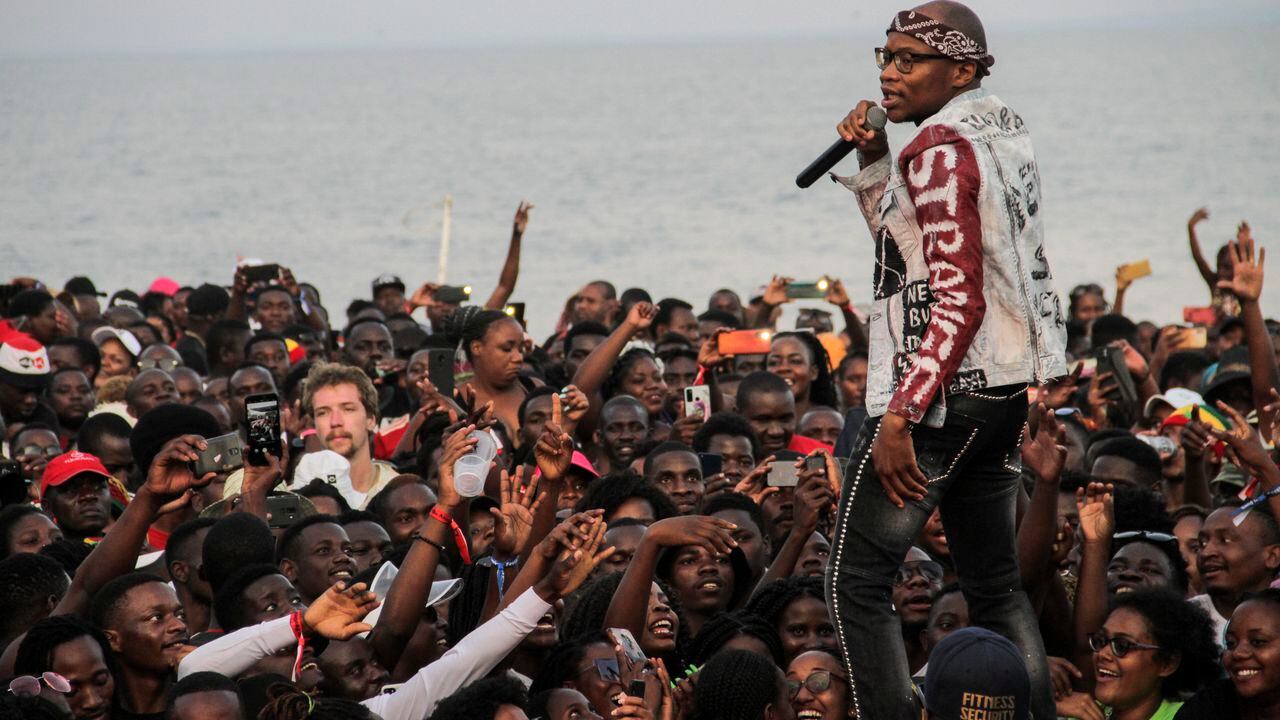 El Dj surafricano Master KG en concierto en las playas del lago Malaui, el 1 de noviembre 2020. Foto: George Ntonya / AFP
