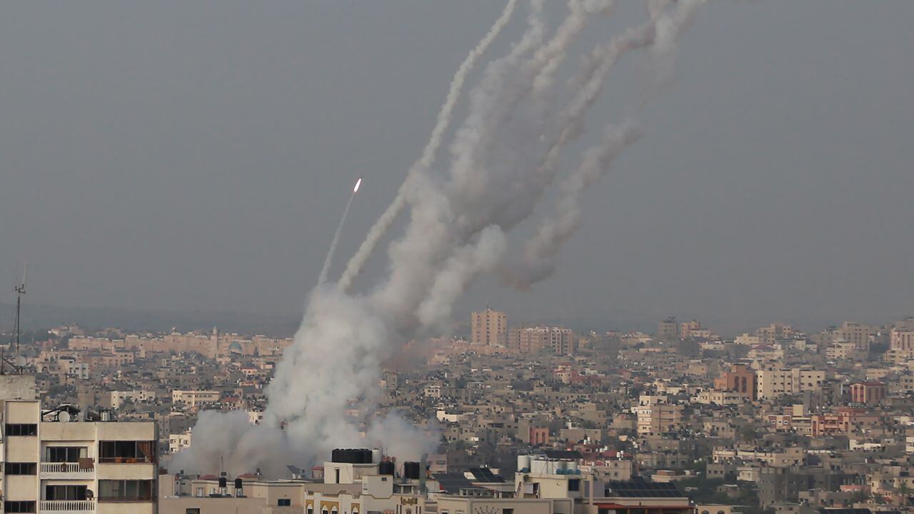 CIUDAD DE GAZA, GAZA - MAYO 10, 2021: Grupos palestinos lanzan cohetes desde la Franja de Gaza hacia diferentes lugares en Israel luego de que se venció un plazo para que las fuerzas israelíes se retiraran de mezquita Al Aqsa, en la ocupada Jerusalén Este.