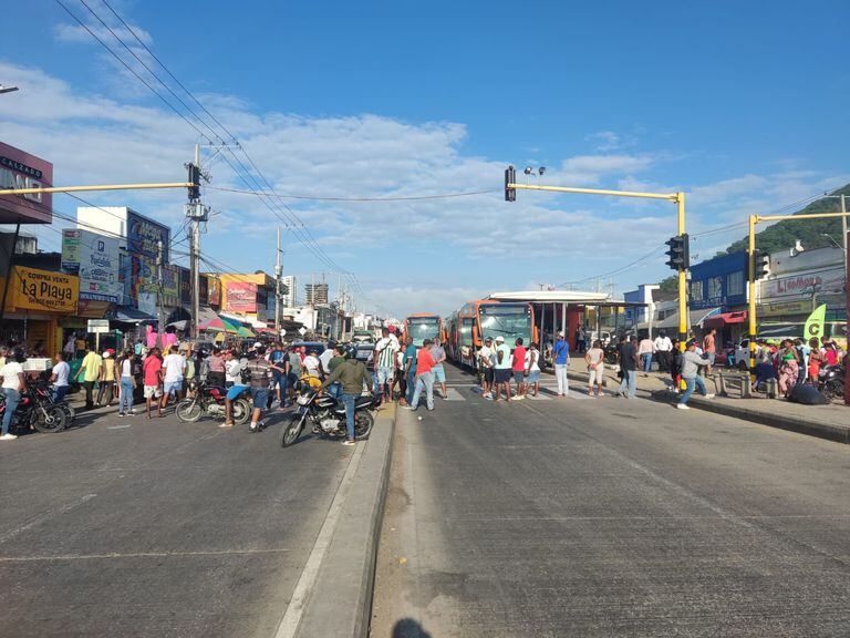 Bloqueos en la Avenida Pedro de Heredia en Cartagena obligaron la suspensión de Transcaribe en la ciudad.