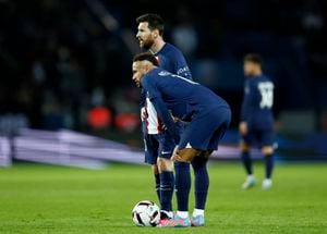 Lionel Messi y Neymar en el duelo del PSG ante Angers por la Ligue One.