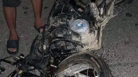 La moto implicada en el accidente quedó destruida.