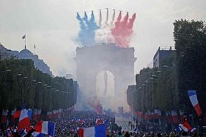 Francia BIENVENUE! Varios jets de la armada francesa dibujan los colores de su bandera nacional, mientras sobrevuelan la avenida Champs Elysee y el Arco del Triunfo.  Así fue la bienvenida a los jugadores de la selección francesa de fútbol después de que ganaran la Copa del Mundo Rusia 2018. CHARLY TRIBALLEAU / AFP