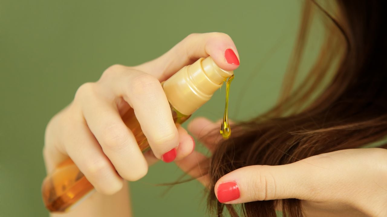El aceite de argán es conocido por su capacidad para reparar el cabello.