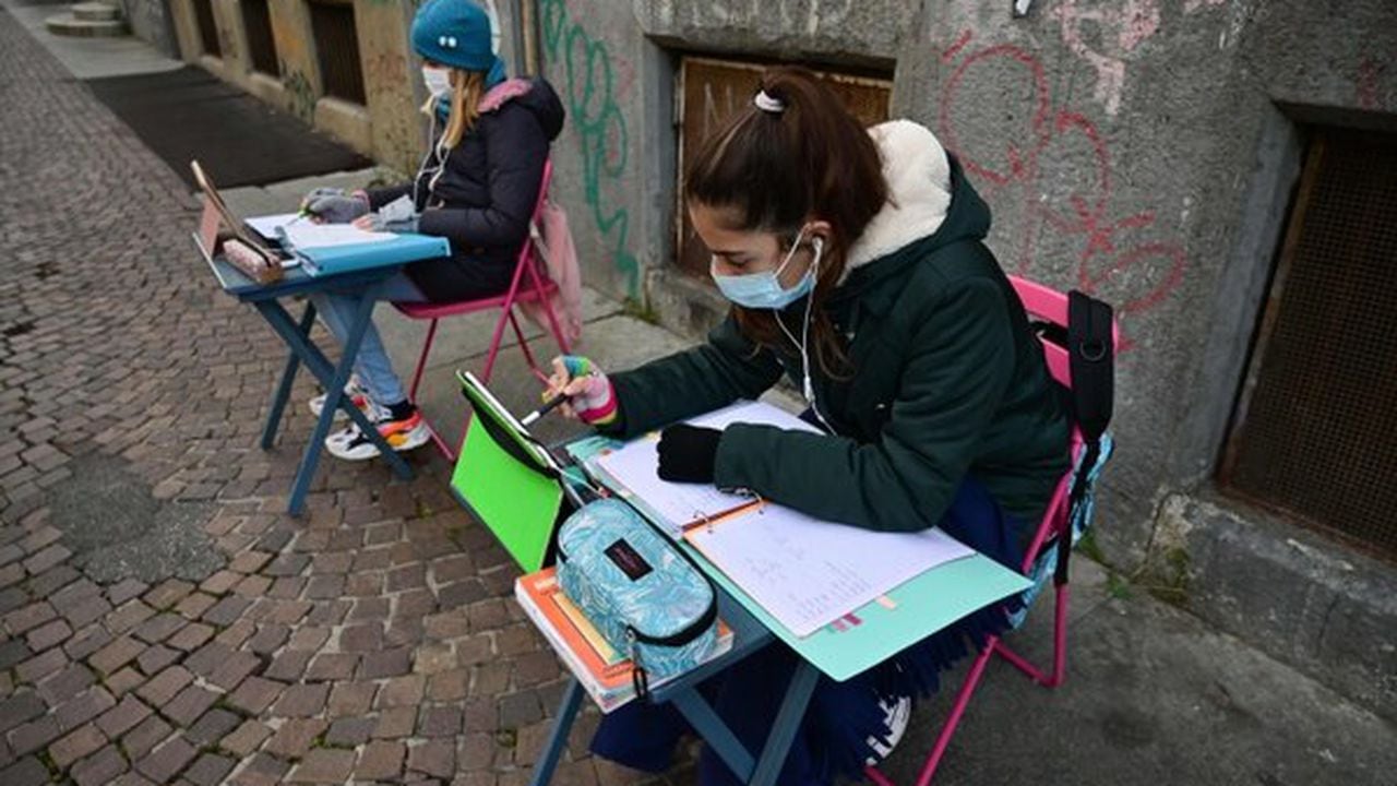 La adolescente Anita, de 12 años, se instala todos los días frente a su colegio de Turín (noroeste de Italia) para exigir su reapertura