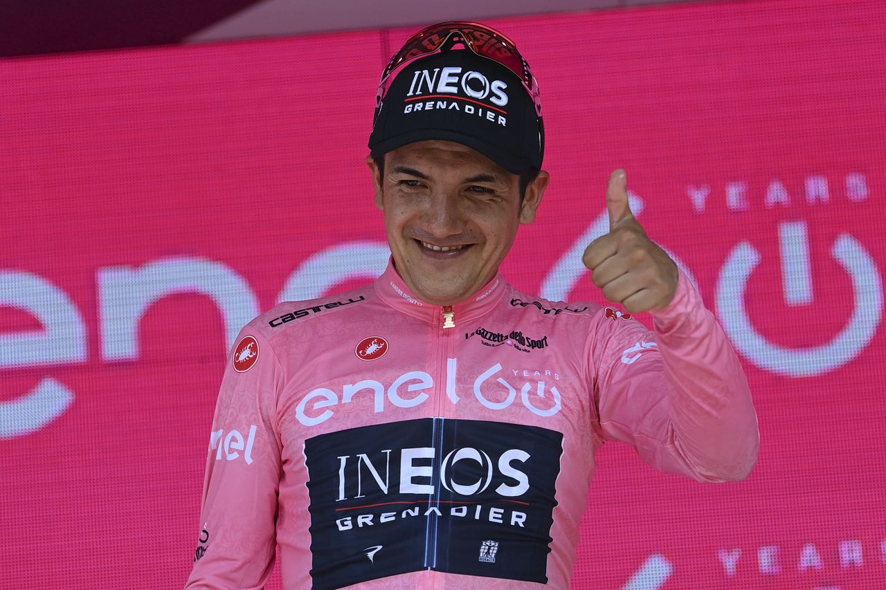 Richard Carapaz del equipo Ineos luce por primera vez en la presente edición del Giro de Italia la 'maglia rosa'