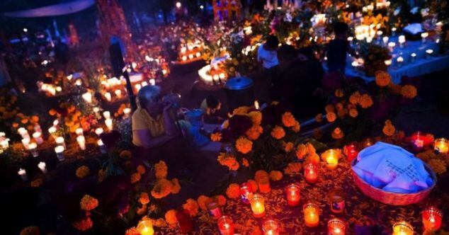 Las luces, colores, música y comida favorita de los fallecidos inundan cada año los cementerios de México.