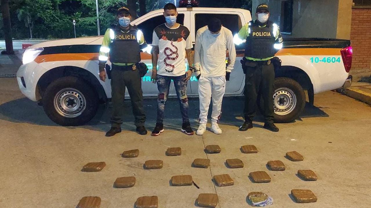 Martin Elias Chaves Montalvo y Adair Reyes Ortega fueron capturados tras encontrarles 20 pacas de marihuana.