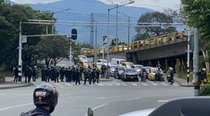 Unidades de la Policía Nacional llegan a la Avenida Regional a tomar el control del orden público.