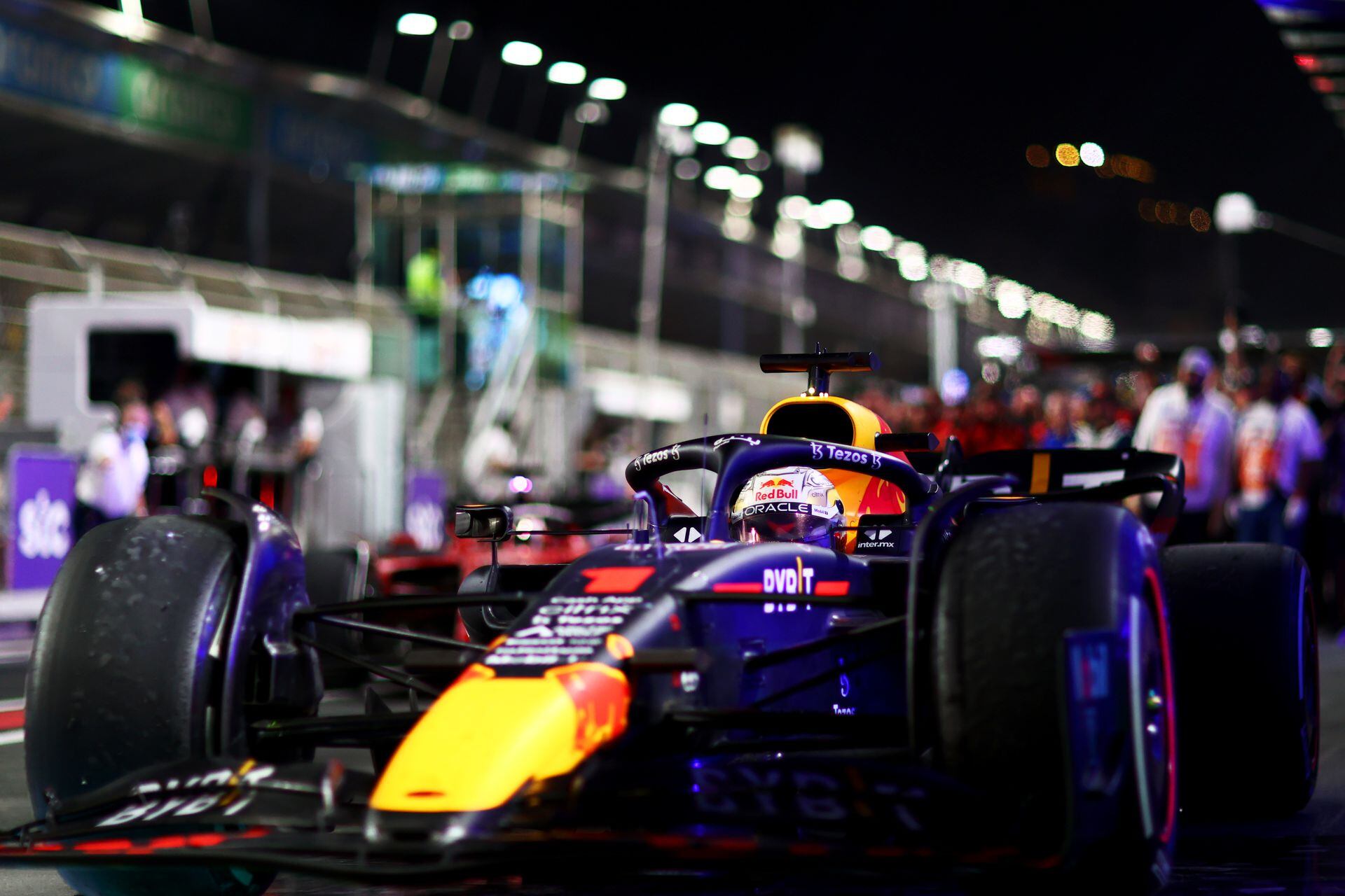 Max Verstappen del Red Bull Racingdrives fue el más rápido en las prácticas libres de este viernes en Jedá.