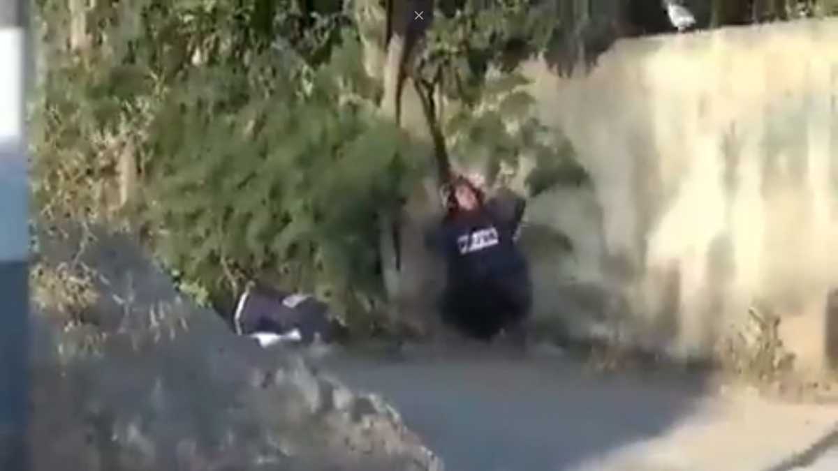 En un video publicado en redes sociales se ve el momento en el que la afamada periodista yace en el suelo.