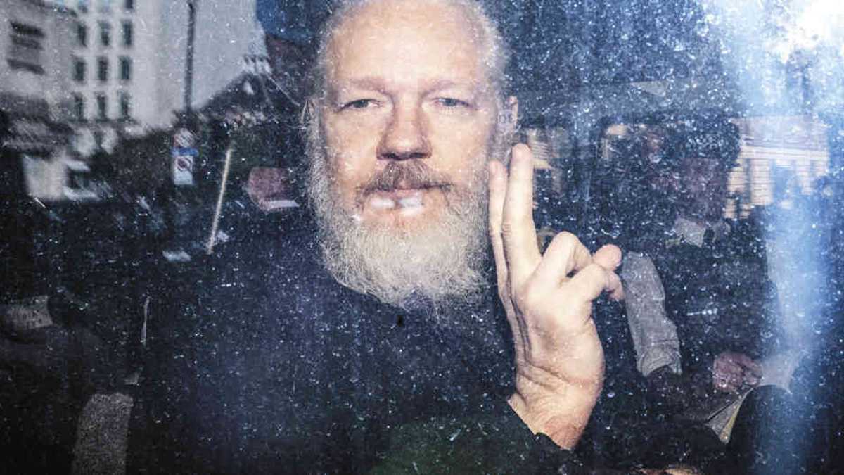 Estados Unidos acusa a Assange de conspirar con Anonymous