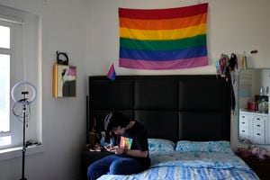 Imagen de referencia, Bandera de la comunidad diversa LGBTIQ. (AP Photo/Ariana Cubillos)