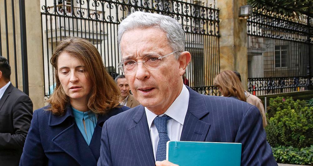 La decisión de la Fiscalía de pedir la preclusión en el caso de Álvaro Uribe se convierte en un triunfo para él, aunque la batalla continúa.