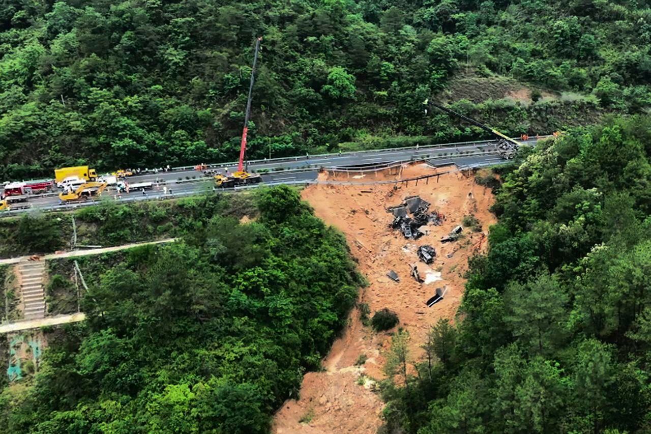 En esta imagen publicada por la agencia de noticias Xinhua, una imagen aérea muestra a rescatistas en el lugar donde se derrumbó un tramo de la autopista Meizhou-Dabu rn Meizhou, en la provincia sureña de Guangdong, China, el miércoles 1 de mayo de 2024. (Agencia de noticias Xinhua via AP)