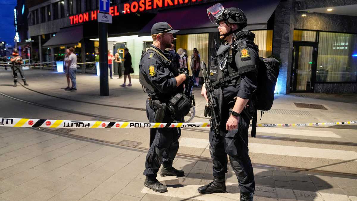 La policía asegura el área después de un tiroteo en Oslo el 25 de junio de 2022. - Dos personas murieron y varias más resultaron gravemente heridas en un tiroteo en el centro de Oslo, dijo la policía noruega el 25 de junio. (Foto de Javad PARSA / NTB / AFP) / Noruega FUERA