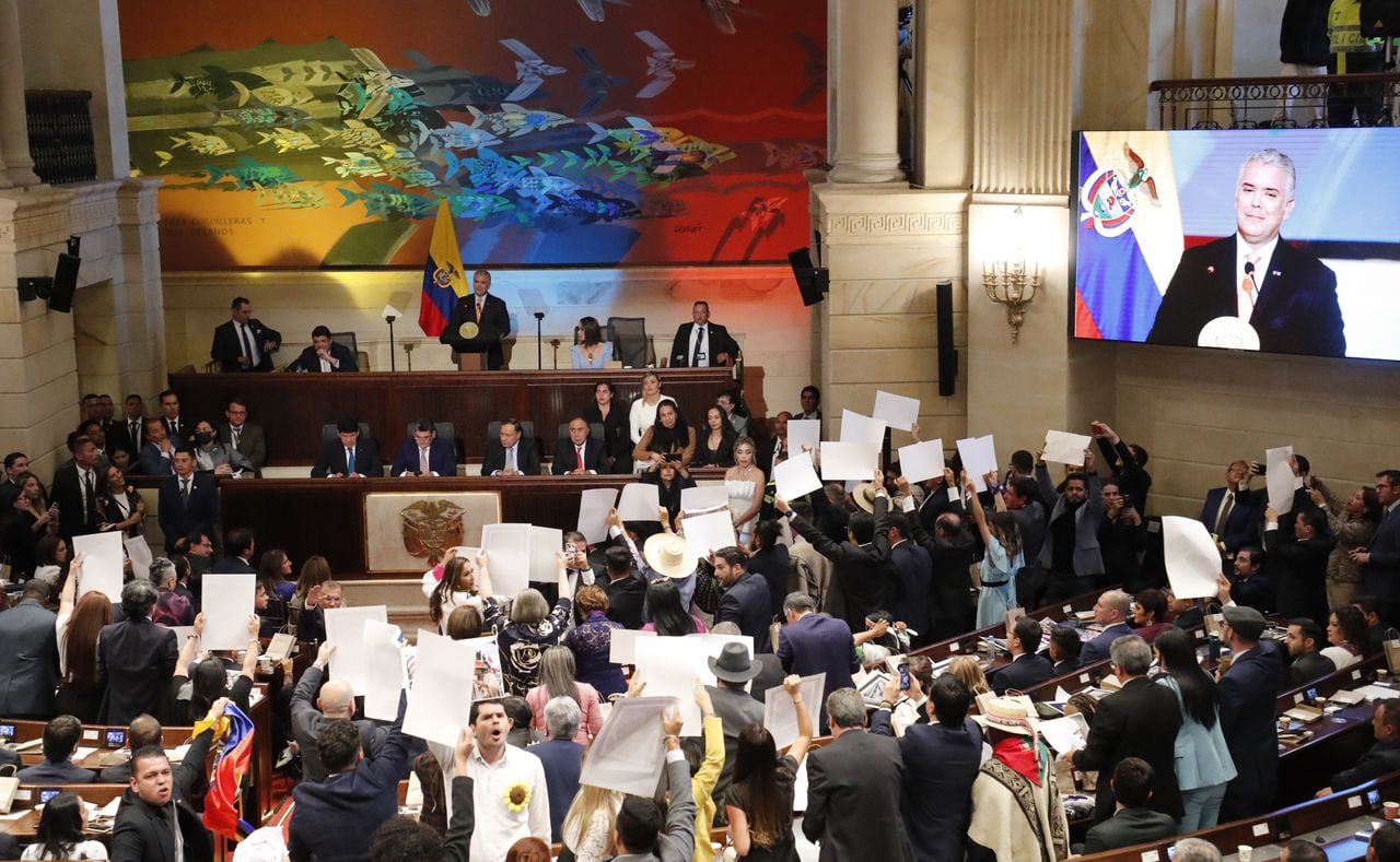 Presidente Iván Duque en la instalación del congreso 2022, carteles de la oposición