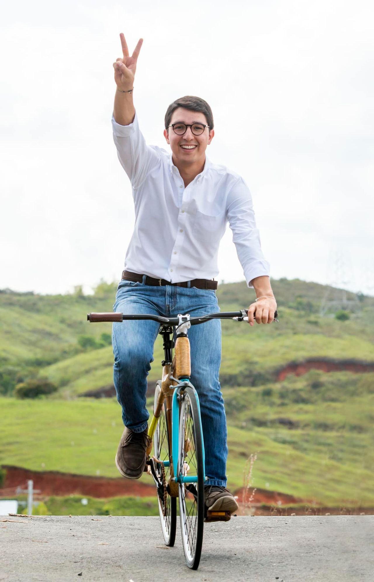 Duvalier Sánchez en su bicicleta con marco de guadua.