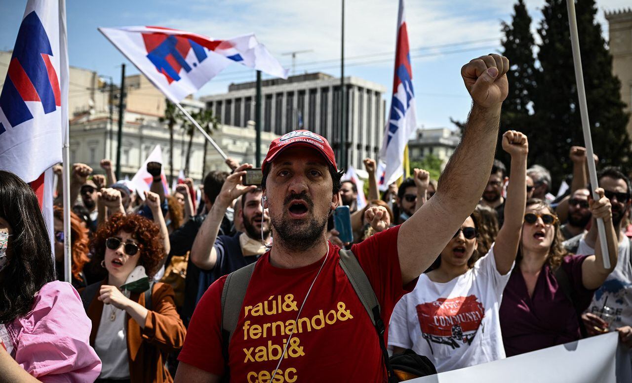 En Atenas, unos 9.000 manifestantes reclamaron al Gobierno más medidas para enfrentar el impacto de la inflación.