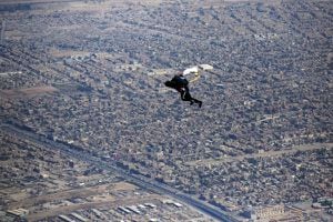 Un miembro del equipo nacional de paracaidismo de Irak planea sobre el cielo de la capital, Bagdad, durante una sesión de entrenamiento. 
