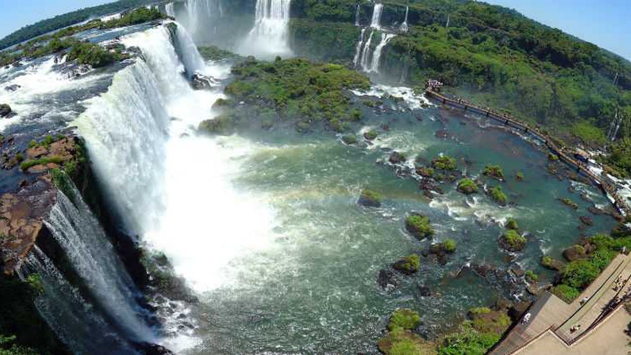 8. Las cataratas de Iguazú, Argentina-Brasil: En la frontera de Argentina y Brasil, sobre el río Iguazú, se encuentra este conjunto de 275 cataratas, la mayoría en territorio argentino. Son unas de las siete maravillas naturales del mundo.