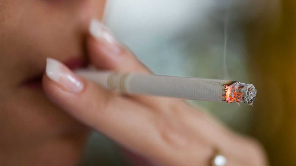 Fumar dentro del hogar puede generar afectaciones de salud no solo a quien consume el cigarrillo, sino a su familia.  Foto: Ingimage.