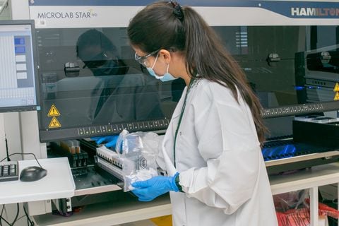 El Banco de Sangre de la Fundación Valle del Lili cuenta con tecnología avanzada para la detección genética de los virus del HIV, Hepatitis B y C, con las pruebas NAT (Técnica de Amplificación Nucleica), un método de la biología molecular para brindar seguridad en las transfusiones.