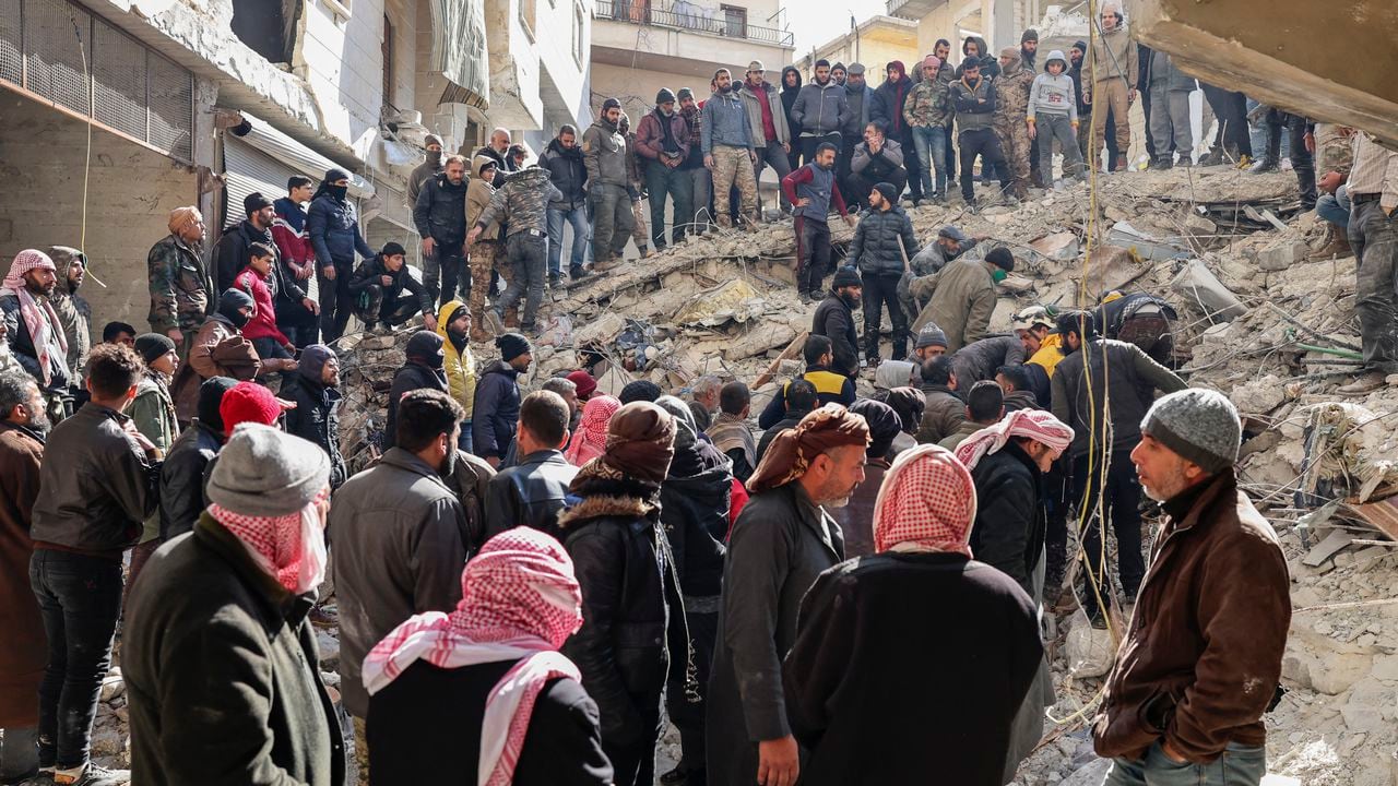 Los equipos de rescate buscan víctimas y sobrevivientes entre los escombros de los edificios en la aldea de Salqin, en la provincia de Idlib, en el noroeste de Siria, controlada por los rebeldes, en la frontera con Turquía, luego de un terremoto, el 7 de febrero de 2023. (Foto de Omar HAJ KADOUR / AFP)
