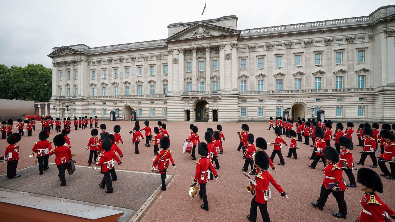 Cambio de la guardia regresa al palacio de Buckingham