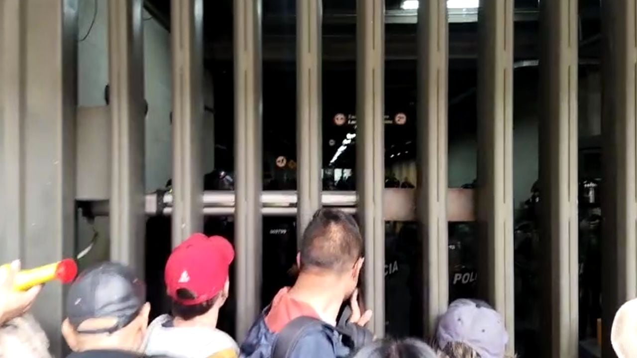 Manifestantes bloquean salida palacio del Justicia