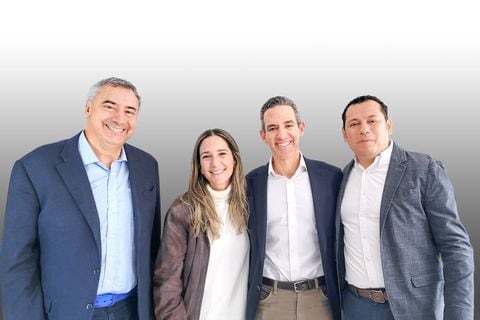 De izquierda a derecha: Carlos Enrique Cavelier, presidente Fundación Alquería Cavelier, María Vélez, CEO  Crack The Code,  David Vélez, fundador y CEO de NU Bank, y Luis Carlos Segura, alcalde de Chía.
