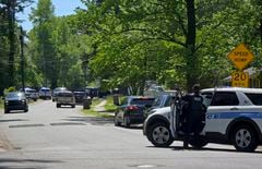Varios agentes del orden recibieron disparos el lunes 29 de abril de 2024 en el este de Charlotte, Carolina del Norte, dijo el Departamento de Policía de Charlotte Mecklenburg. Los agentes del Grupo de Trabajo de Alguaciles de EE. UU. estaban realizando una investigación en un vecindario suburbano cuando fueron atacados