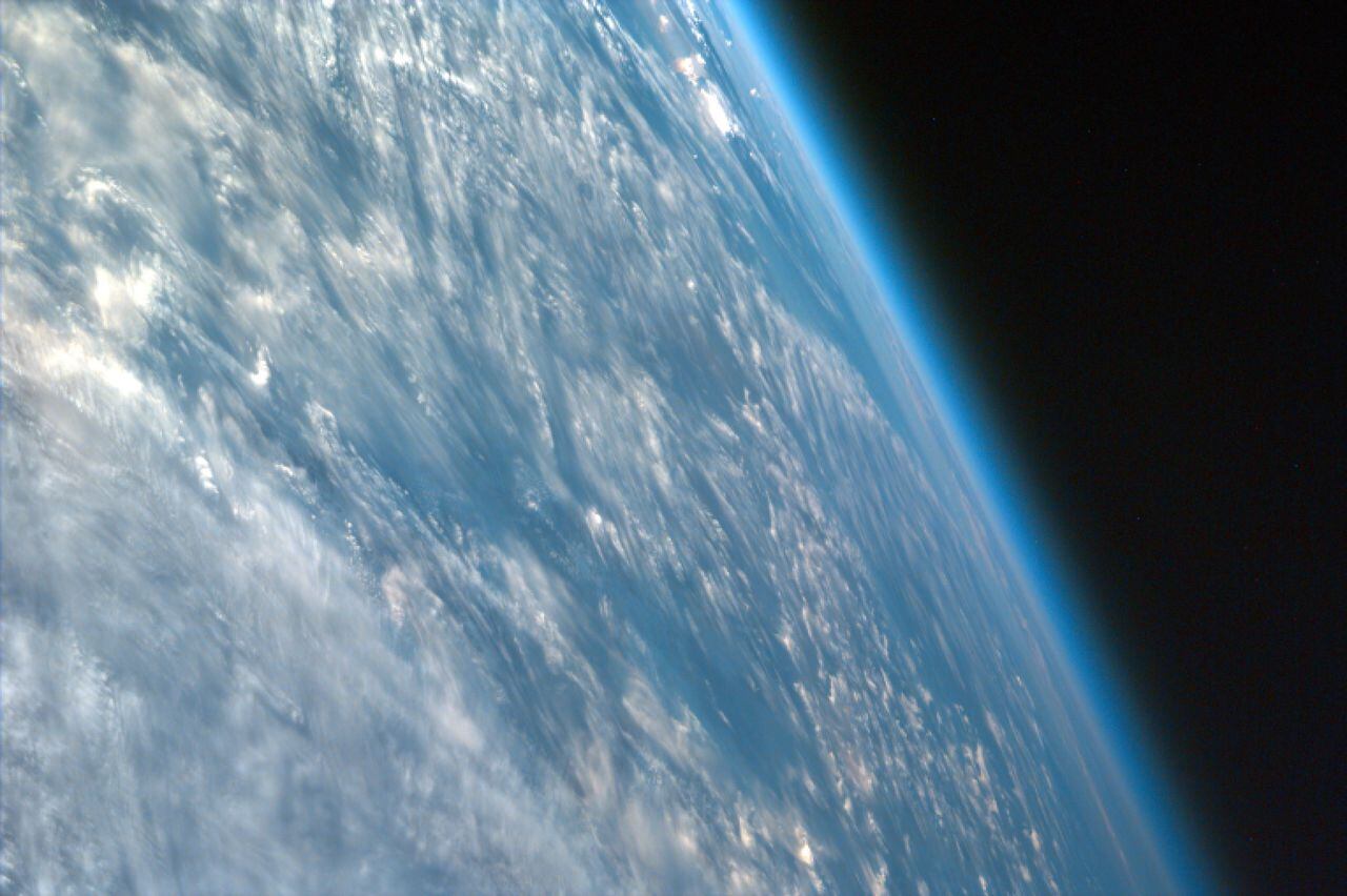 La imagen tomada sobre la parte noroeste del continente africano captura la curvatura de la Tierra y muestra su atmósfera. tomada desde el transbordador espacial el 4 de septiembre de 1997.